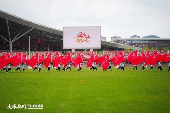 他直接一声令下，辉煌高级会所的保安直接冲了过来，将魏长明和萧薇薇围了起来。